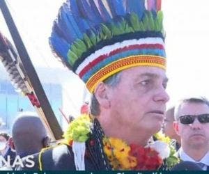 Bolsonaro é condecorado com medalha do mérito indigenista