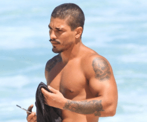 Com treino em dia, Douglas Sampaio exibe tatuagem íntima em praia
