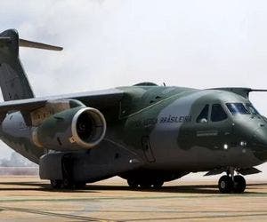 Aeronave da FAB que resgatou brasileiros chega ao Brasil