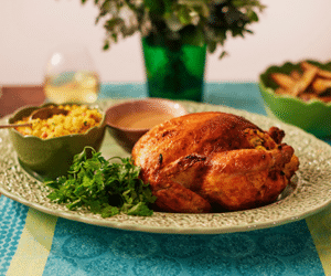 Aprenda a fazer um frango assado com recheio de farofa de abacaxi