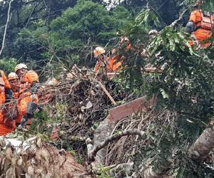 Buscas em Petrópolis continuam para localizar vítimas do temporal