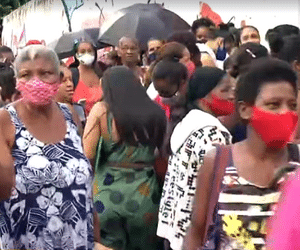 Beneficiários enfrentam filas para recadastramento em Salvador
