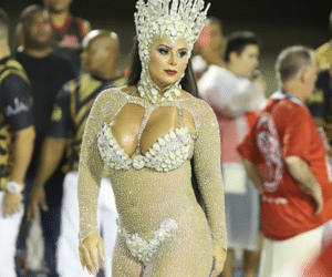 Viviane Araújo aposta na transparência durante ensaio de carnaval