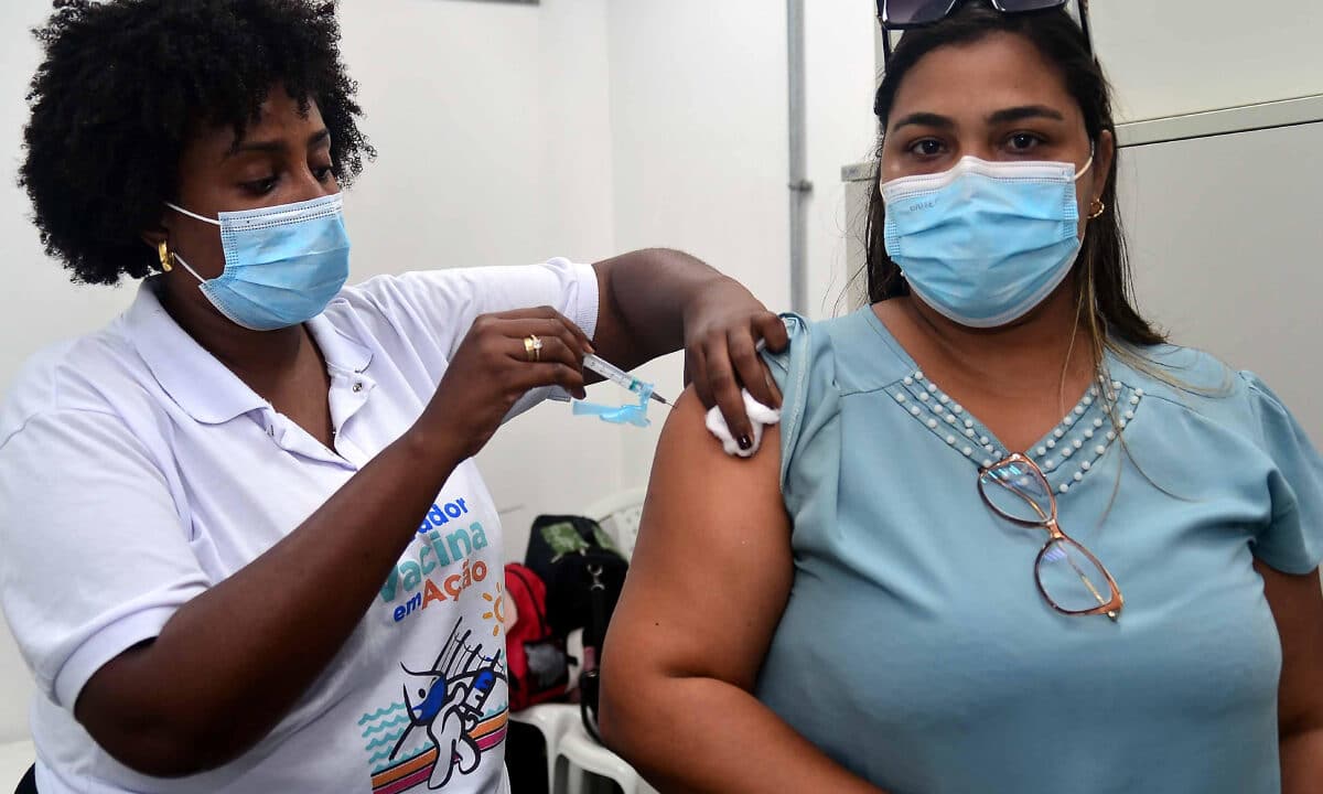 Salvador tem Dia D contra gripe e sarampo e suspende a vacinação da Covid-19