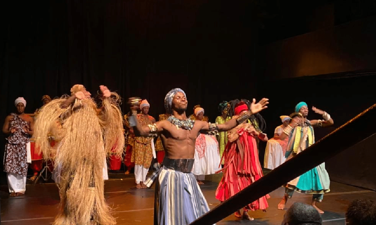 Com Glória Pires na plateia, Balé Folclórico da Bahia reestreia em Salvador