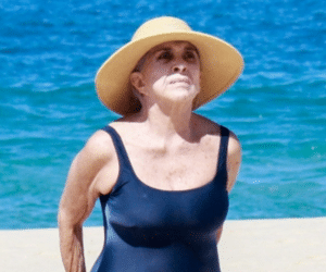 Aos 80 anos, Betty Faria mostra boa forma na praia; veja fotos