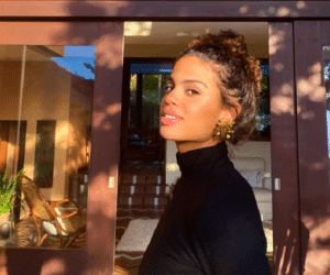 Filha de Carlinhos Brown esbanja beleza em foto nas redes sociais