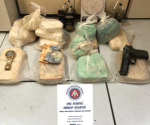 Polícia encontra dez quilos de cocaína enterrados em matagal