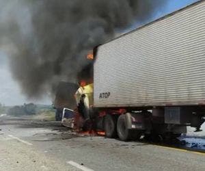 Engavetamento com três caminhões deixa um ferido no sudoeste