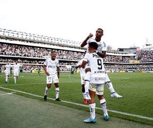 Santos vence América-MG e vira líder do Brasileiro