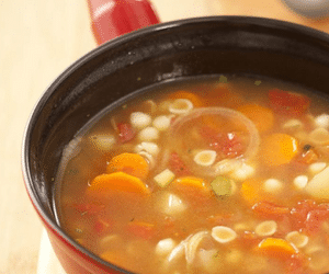 Pra retomar a dieta: aprenda a fazer sopa de carne com legumes