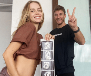 Filha de Xuxa revela estar grávida de gêmeos: 'Presente em dobro'