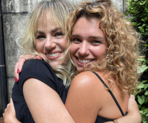 Bruna Linzmeyer posa com Karine Teles nos bastidores de Pantanal