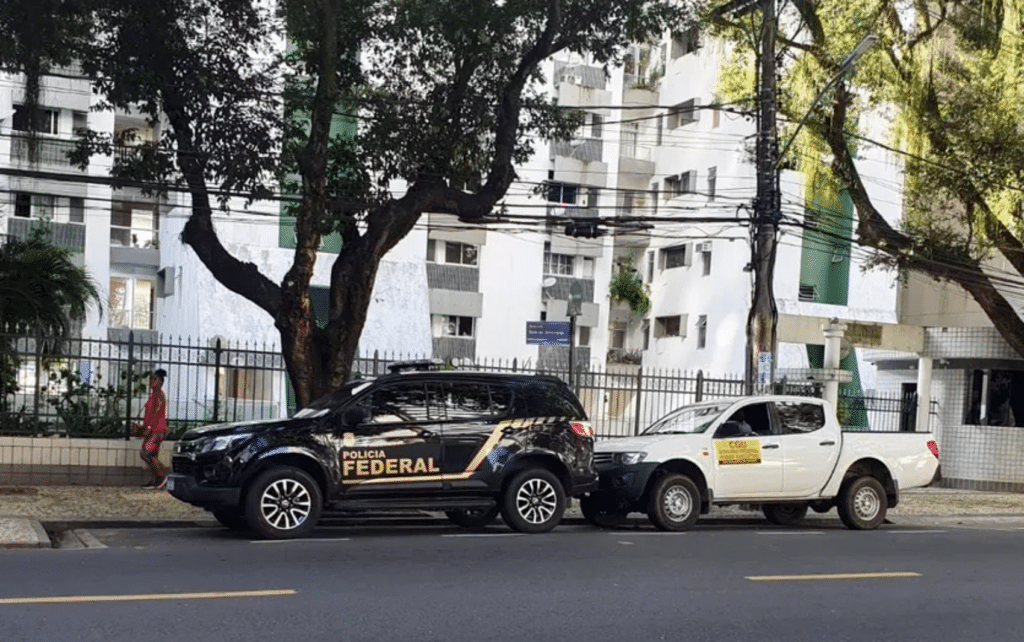 Policiais cumprem mandado em Salvador em um prédio de luxo no Corredor da Vitória, na manhã desta terça (26)