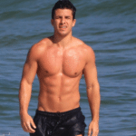 Ricky Tavares, de ‘Além da Ilusão’, ostenta barriga trincada durante mergulho; veja fotos