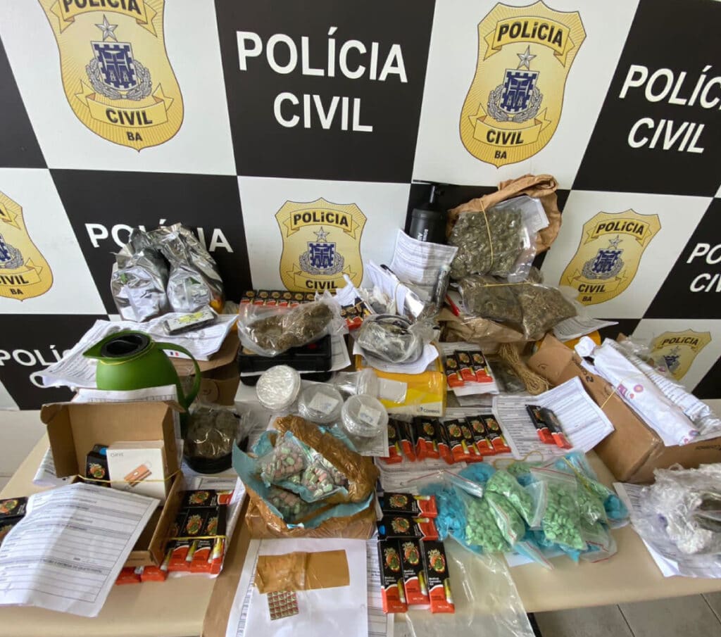 Filhote de jiboia e drogas são achados em pacotes transportados nos Correios na BA