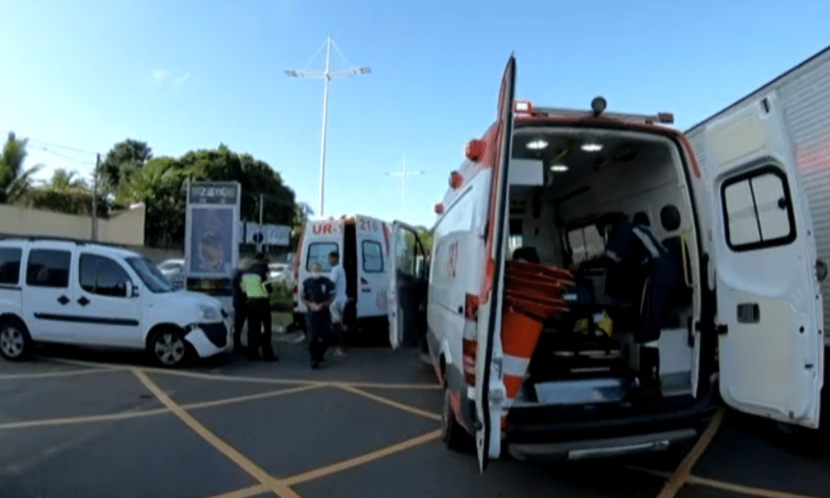 Idosa é atropelada após colisão entre moto e carro na Av. Pinto de Aguiar, em Salvador