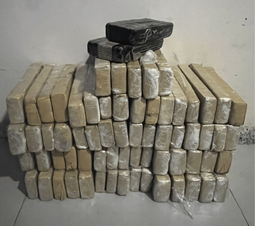 Drogas são apreendidas em veículo adulterado no extremo-sul da Bahia; mais de 40kg foram encontrados