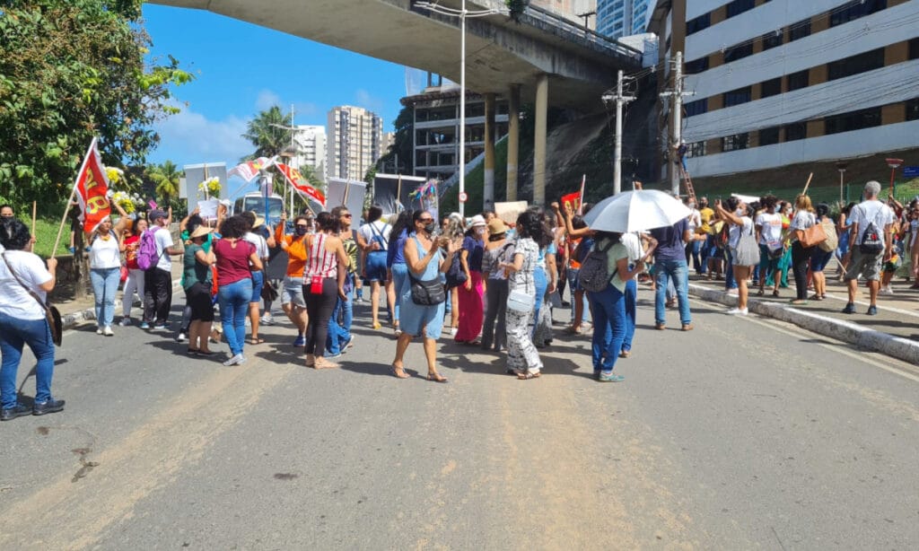 Em greve há 7 dias, professores da rede municipal de Salvador fazem ‘lavagem’ em frente a Secretaria