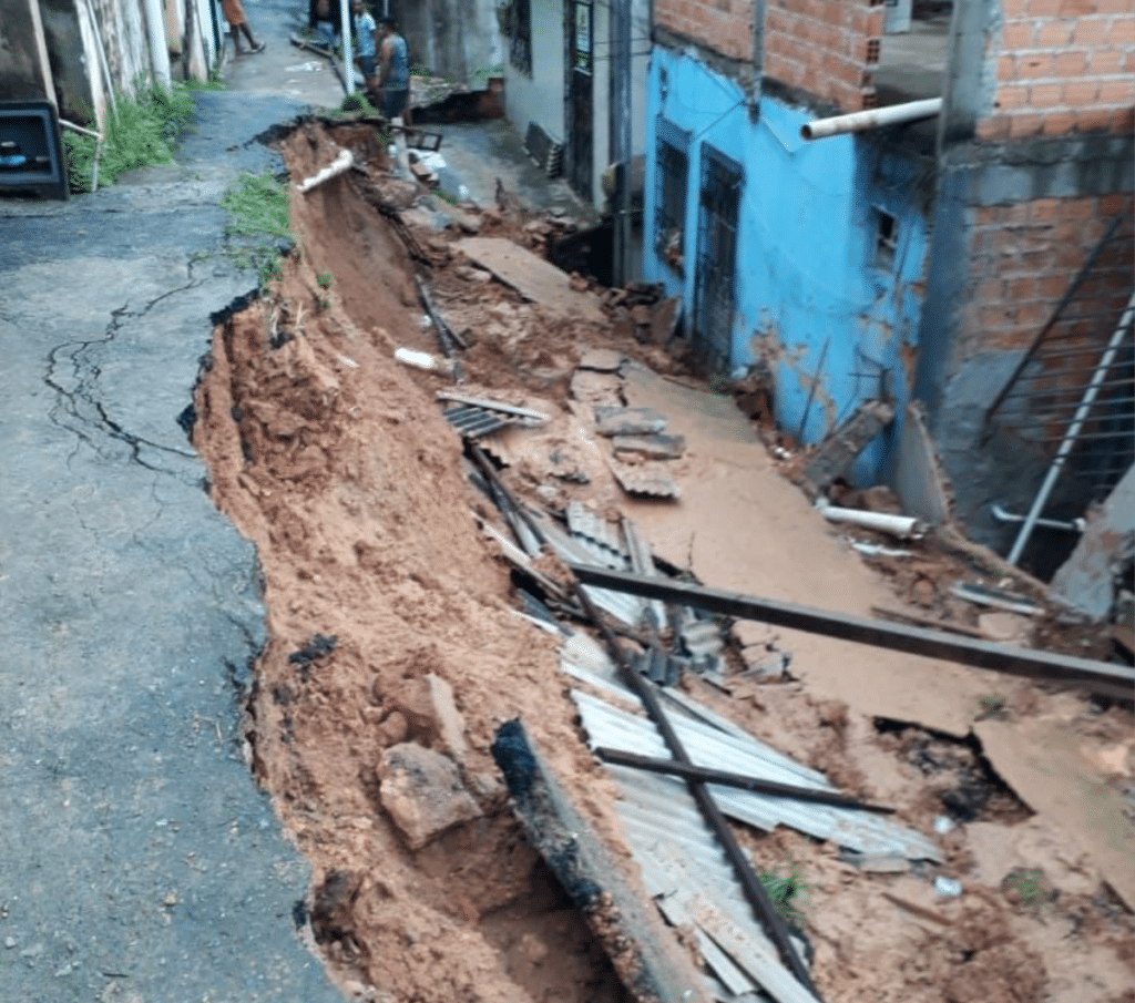 Por conta das fortes chuvas, muro desaba e destrói imóveis em Salvador