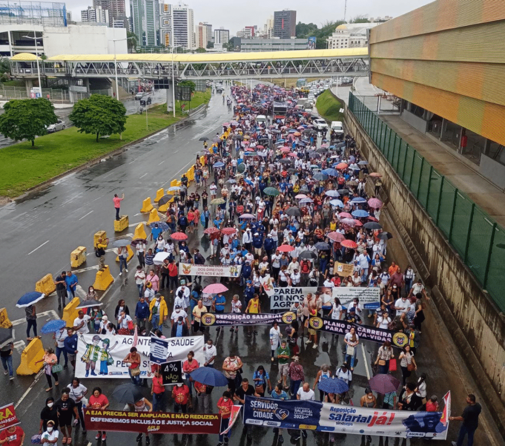 Servidores municipais realizam protesto e bloqueiam Avenida ACM, em Salvador