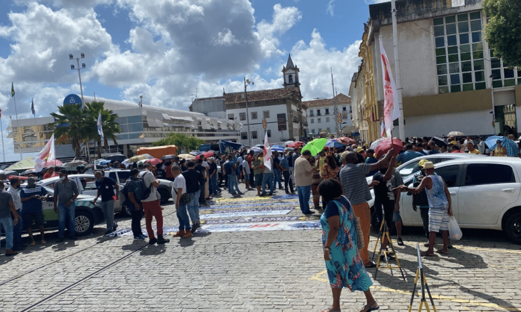 Servidores municipais realizam protesto no Centro Histórico, em Salvador