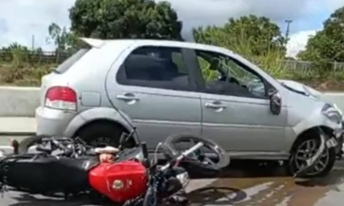 Vídeo: Duas pessoas morrem após carro bater em moto e arrastar veículo na BR-116, na Bahia