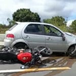 Vídeo: Duas pessoas morrem após carro bater em moto e arrastar veículo na BR-116, na Bahia