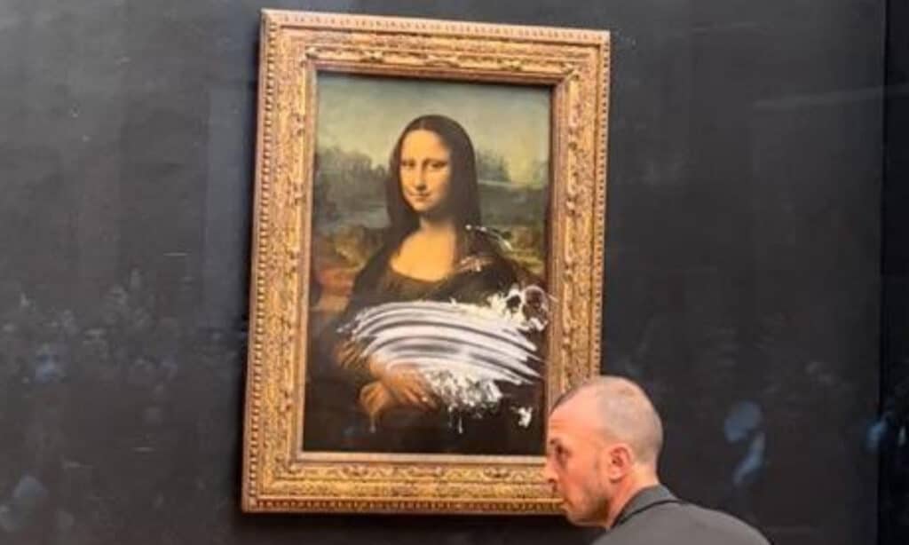 Quadro da Monalisa é alvo de vandalismo no Louvre, em Paris