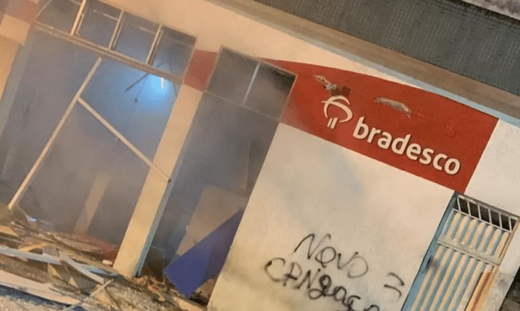 Grupo armado explode agência bancária em Paripiranga, no norte da Bahia