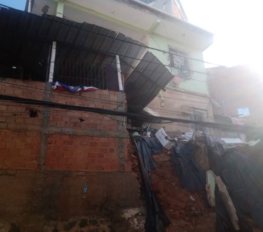 Mulher cai de uma altura de 7 metros e fica ferida após desabamento de marquise em Salvador