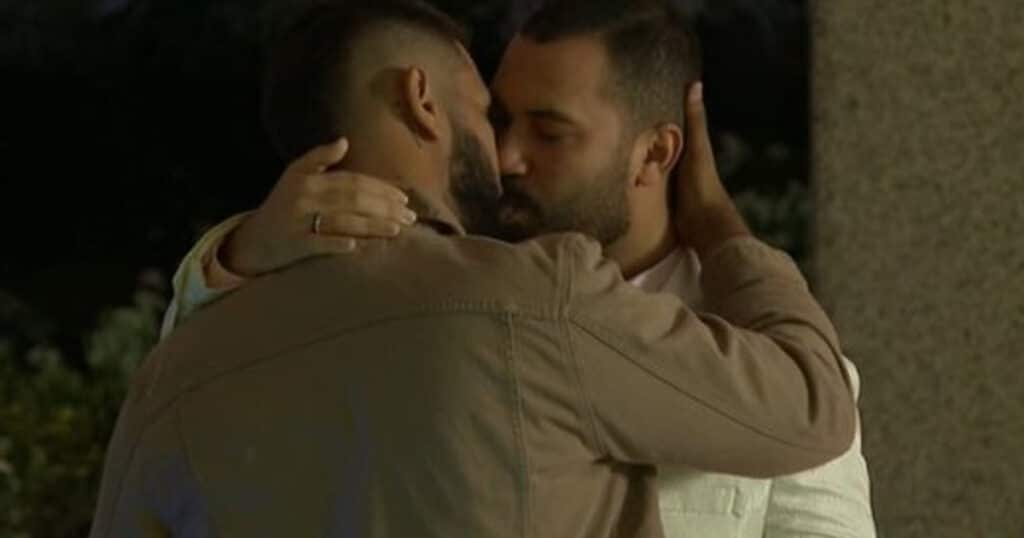 Gil do Vigor dá beijão em pretendente em quadro de namoro no ‘Mais Você’; veja