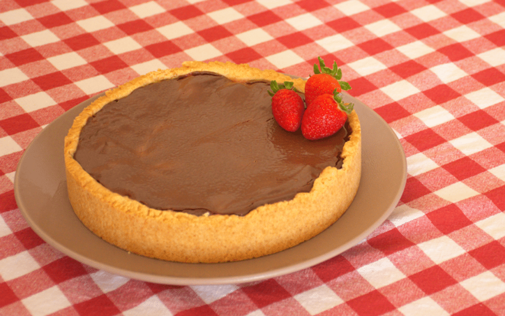 Dia das mães: faça torta de chocolate com morangos por R$ 30