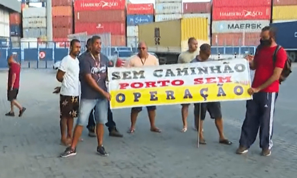 Caminhoneiros fazem paralização no Porto de Salvador e pedem reajuste do frete