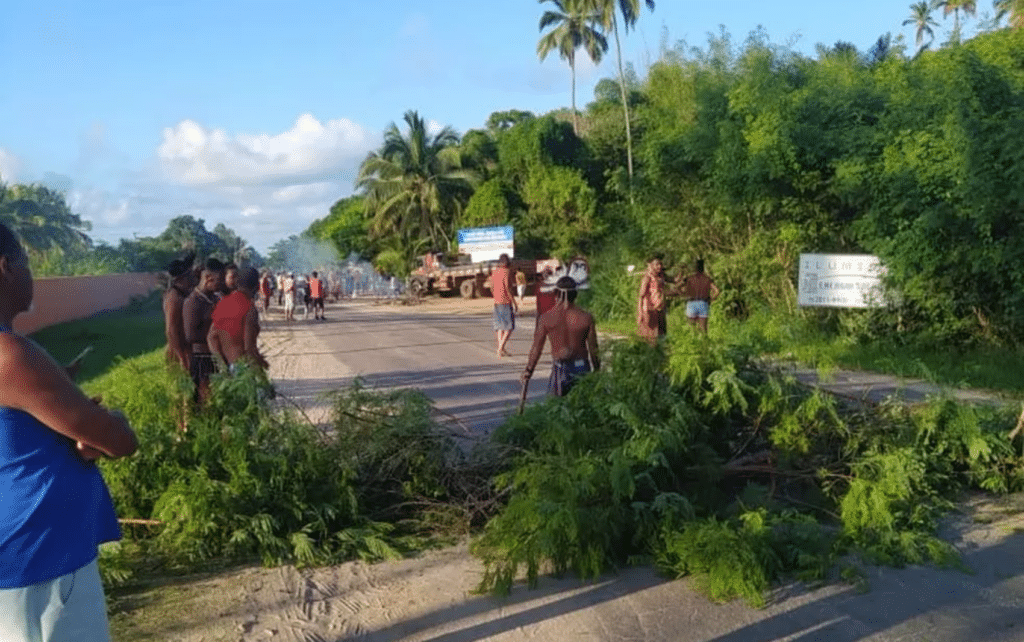 Indígenas Tupinambás fazem protesto na BA-001, em Ilhéus