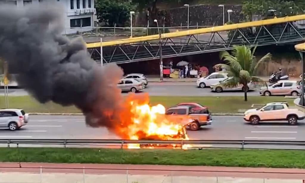 Carro pega fogo e fica destruído na Avenida Paralela, em Salvador