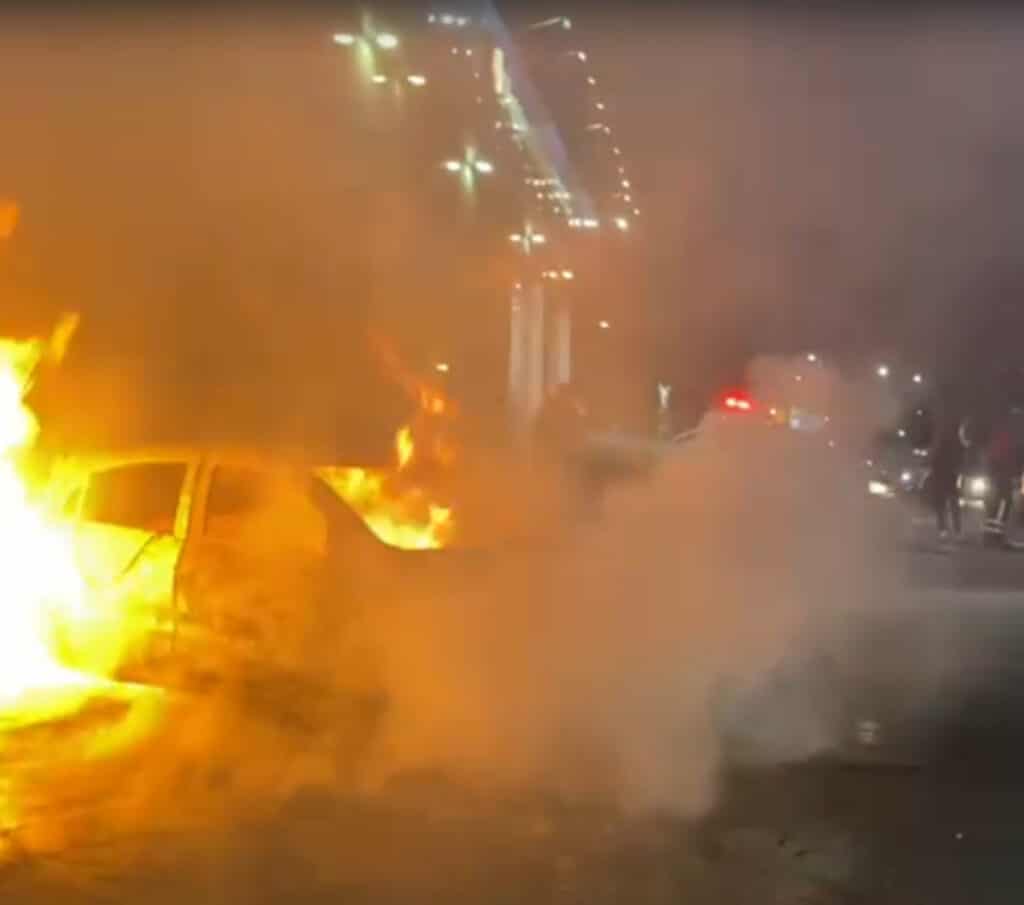 Carro é destruído por incêndio no bairro do Imbuí, em Salvador; veja imagens