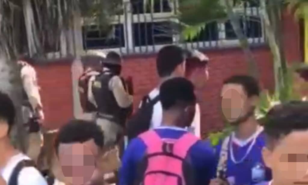 Vídeo: Criminosos invadem escola durante perseguição policial no bairro de Mussurunga, em Salvador