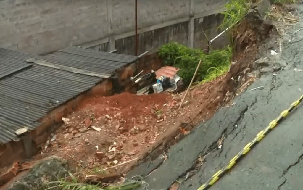 Chuva em Salvador: rua cede e duas casas são atingidas no Matatu de Brotas