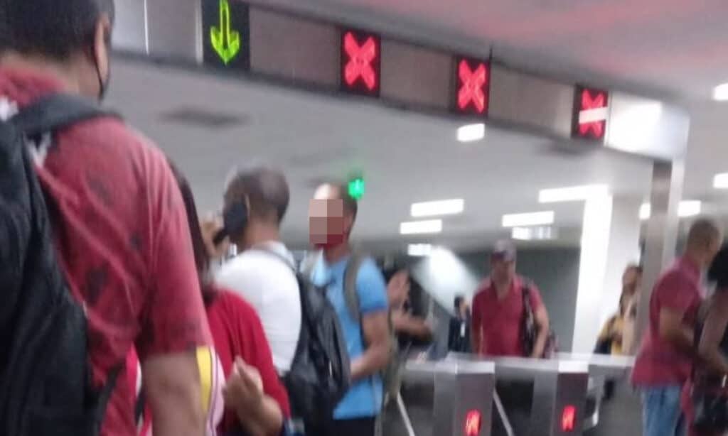 Metrô de Salvador faz parada e passageiros reclamam na web