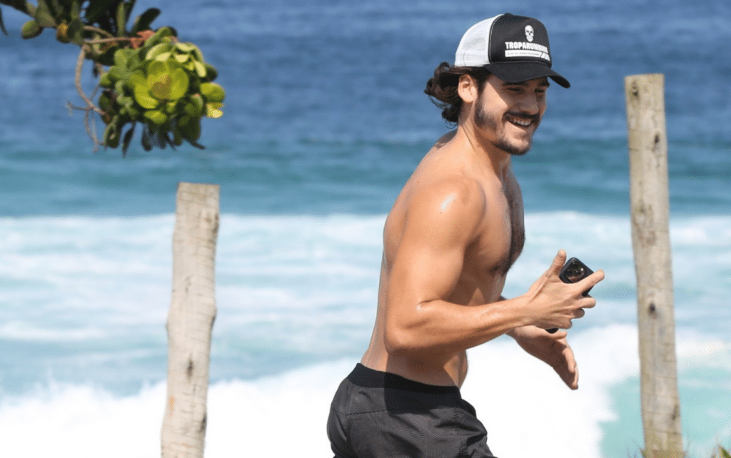 Treino em dia: Nicolas Prattes ostenta boa forma durante corrida na praia