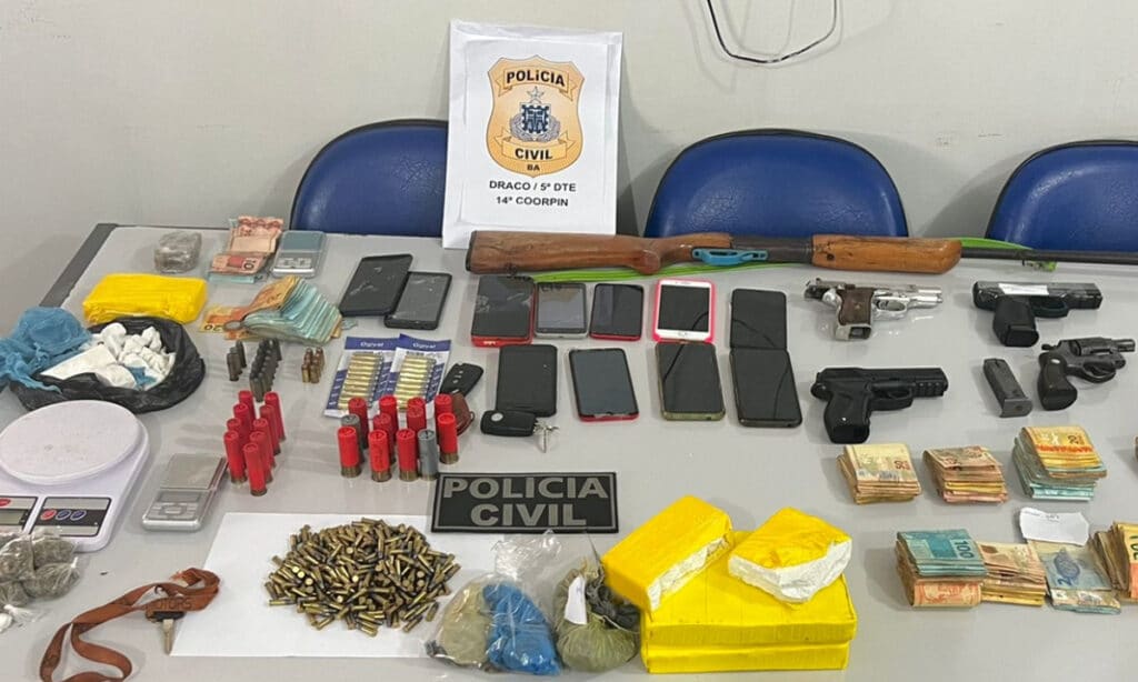 Após 9 meses de investigação, operação prende 11 pessoas e apreende drogas, armas e R$ 27 mil na Bahia