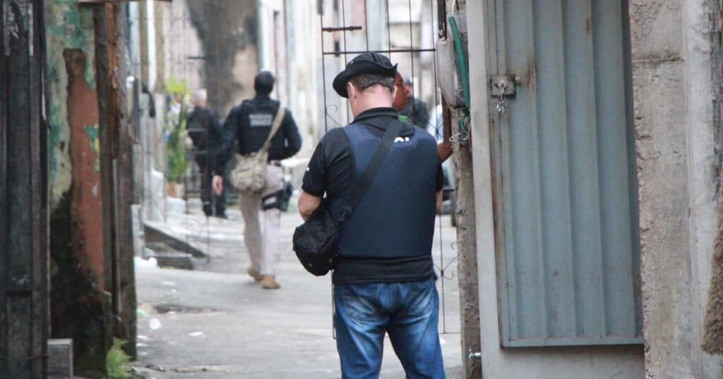 Traficante de drogas com mandado de prisão em aberto é detido em Simões Filho