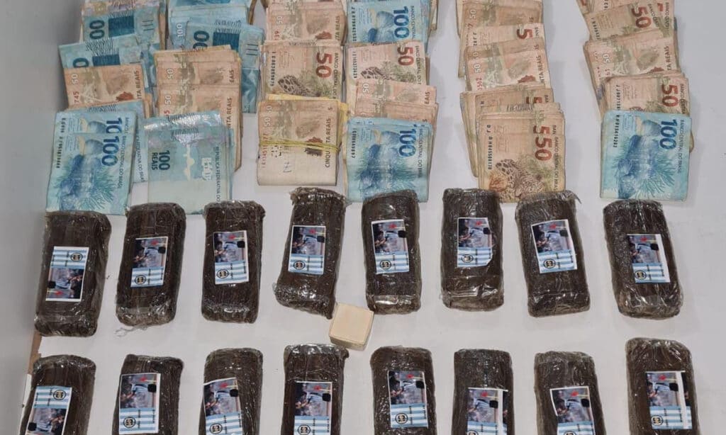 Suspeito de traficar para classes média e alta é preso com R$ 33 mil em Salvador