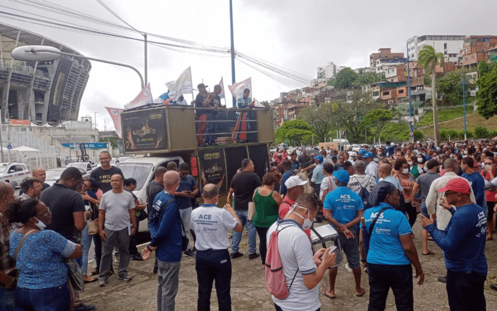 Agentes de saúde realizam protesto e bloqueiam parte do Dique do Tororó