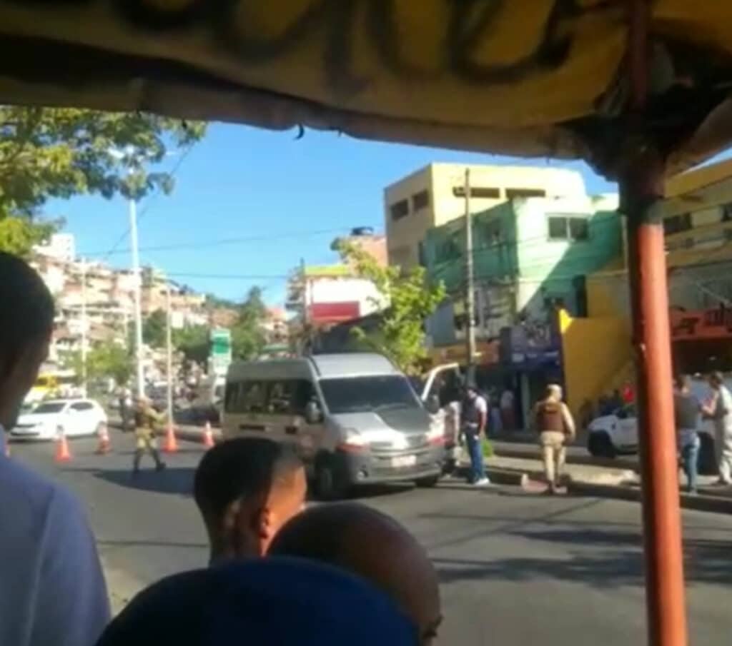 Passageiros de van são feitos reféns na Avenida Suburbana, em Salvador