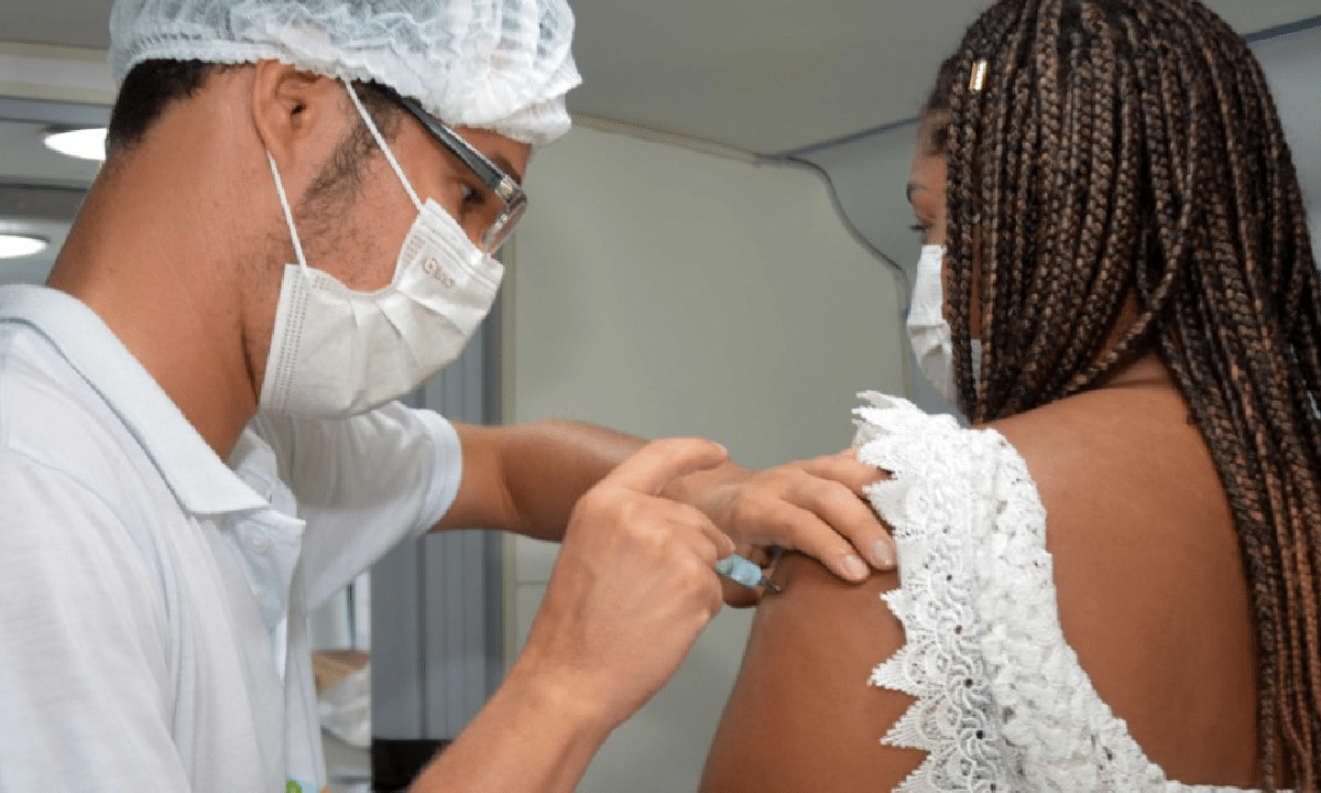 Vacinação contra gripe em Salvador será aberta ao público geral na segunda-feira (27)