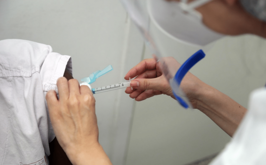 Vacinação contra Covid-19 em Salvador segue com esquema ‘Liberou Geral’ nesta quinta-feira