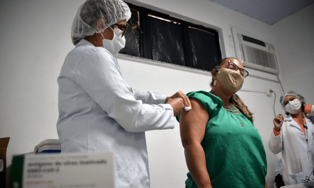 Confira os postos de vacinação contra Covid-19 em Salvador na sexta-feira (5)