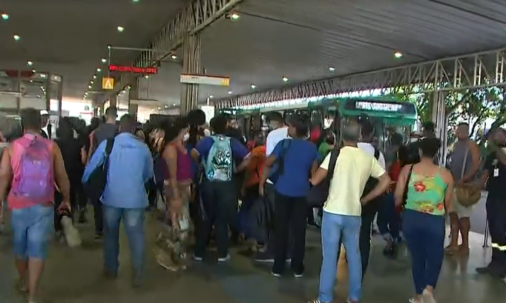 Por causa de acidente no metrô, Estação Pirajá amanhece lotada nesta quarta-feira (1º); veja fotos